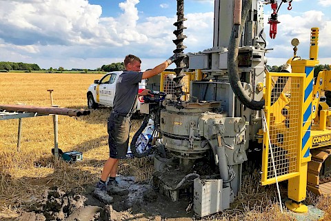 Convenient procedure for loam and clay: auger rotary drilling (2019)