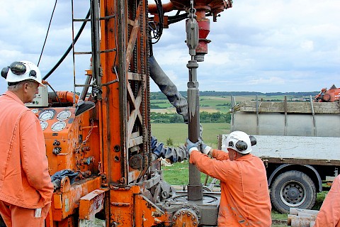 Extraction of the core barrel with a final depth of 20 m, drill diameter 146 mm (2008)
