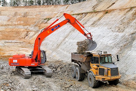A sequence of 20 m thick kaolinitic clay is extracted (2004)