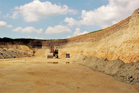 Mining of clayey to gravelly sandstone in Untschen near Schmölln/Thuringia (2006)
